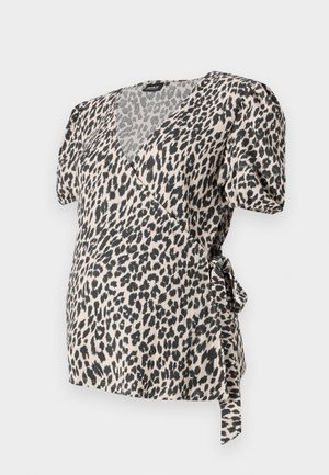 Zavijač s tigrastim uzorkom s kratkim puf rukavima, napravljen od mekog materijala. Ima dekolte i detalj mašne u struku. Krem i crna boja.