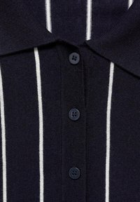 Marine gestreepte polo shirt met witte verticale strepen, knoopbare kraag en vier donkerblauwe knopen. Zachte textuur, gladde stofafwerking.