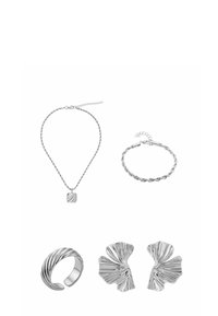 Zilveren sieradenset met een gedraaide kettinghalsketting met een vierkante hanger, een gevlochten armband, een gedraaide ring en gestructureerde bladroesteringen.
