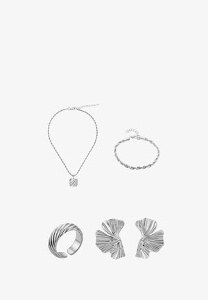Zilveren sieradenset met een gedraaide kettinghalsketting met een vierkante hanger, een gevlochten armband, een gedraaide ring en gestructureerde bladroesteringen.