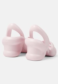 Růžové tvarované boty s otevřenou zadní částí a popruhy, s masivním, zaobleným podpatkem a hladkým povrchem. Minimalistický design s lesklým povrchem.