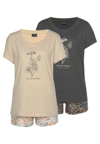 Set van twee nachtkleding voor heren: een beige t-shirt met bloemenprint en een donkergrijs t-shirt. Inclusief gebloemde shorts met patronen.