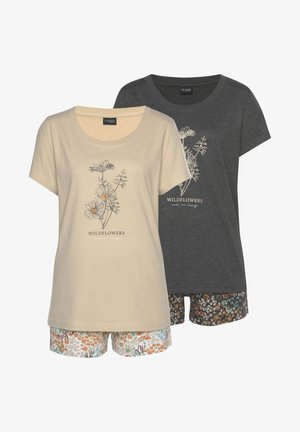 Ensemble de deux pyjamas pour hommes : un t-shirt beige avec imprimé floral et un t-shirt gris foncé. Comprend un short à motifs avec des accents floraux.