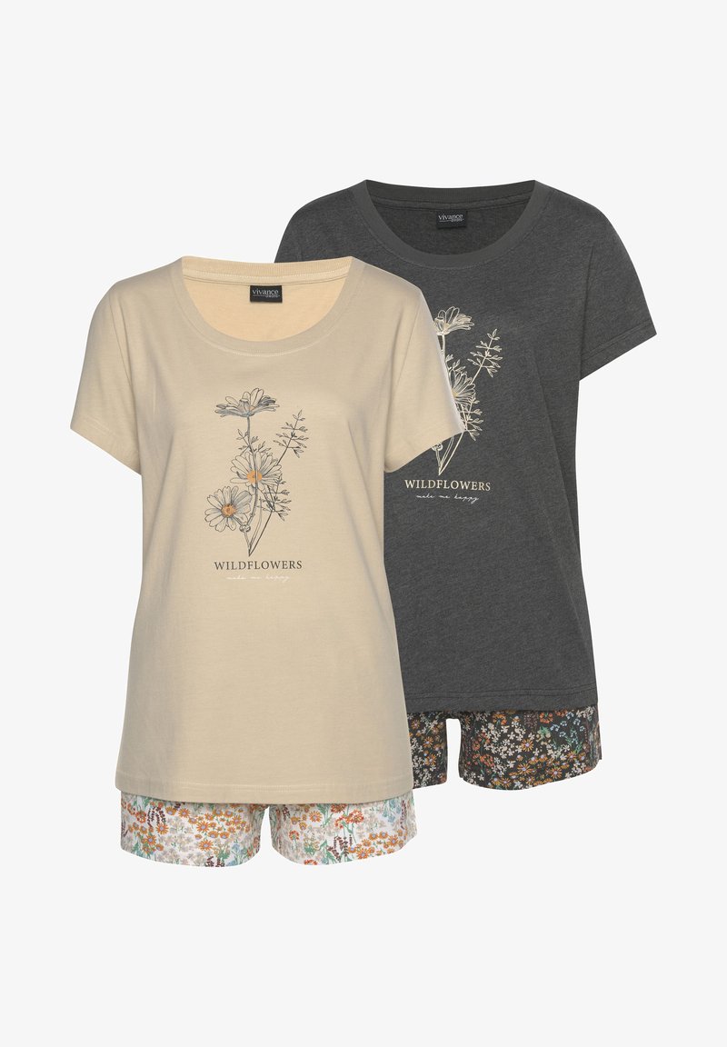 Set van twee nachtkleding voor heren: een beige t-shirt met bloemenprint en een donkergrijs t-shirt. Inclusief gebloemde shorts met patronen.