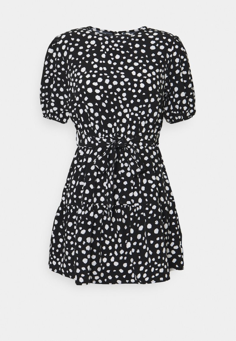 Robe noire à pois blancs, col rond, manches courtes bouffantes, taille nouée, ourlet à volants à étages, tissu semblable au coton, design décontracté.