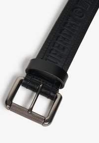 Czarny skórzany pasek z wytłoczonym logo, gładką fakturą oraz metalową klamrą o teksturowanej powierzchni dla lepszego uchwytu.