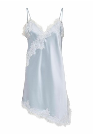 Robe nuisette en satin bleu clair avec bordure en dentelle blanche, fines bretelles et ourlet asymétrique sur fond blanc.