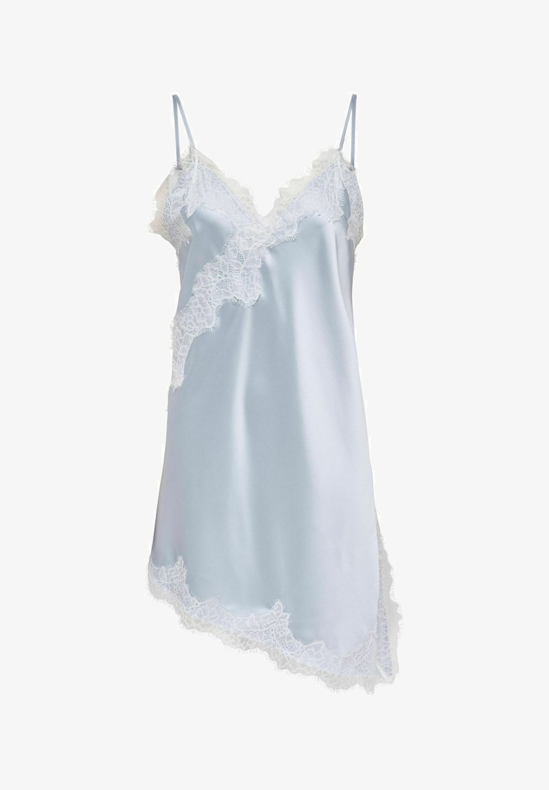 Robe nuisette en satin bleu clair avec bordure en dentelle blanche, fines bretelles et ourlet asymétrique sur fond blanc.