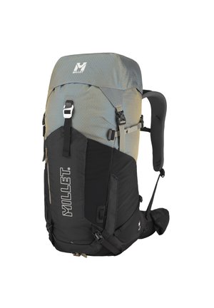 Sac à dos de randonnée Millet gris et noir avec bretelles rembourrées, ceinture de hanche et fermeture à boucle à l’avant sur fond blanc.