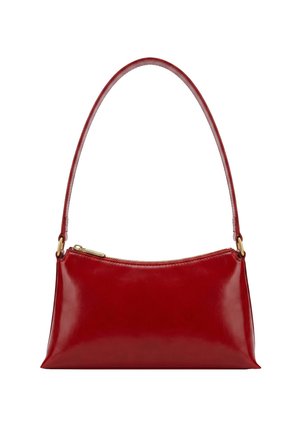 Borsa a tracolla in pelle rossa con una zip superiore curva e una singola tracolla sottile attaccata da anelli dorati su entrambi i lati.