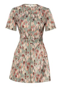Robe à manches courtes en tissu lisse avec une base verte ornée d'un motif abstrait multicolore, une taille ceinturée et deux poches avant.