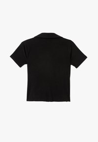 Polo shirt nera a maniche corte realizzata in tessuto morbido, con colletto classico e finitura dell'orlo, senza motivi o dettagli visibili.