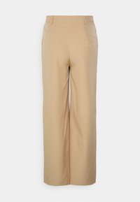 Calças largas bege com uma textura suave, apresentando um corte reto, passagens para cinto e bolsos laterais.