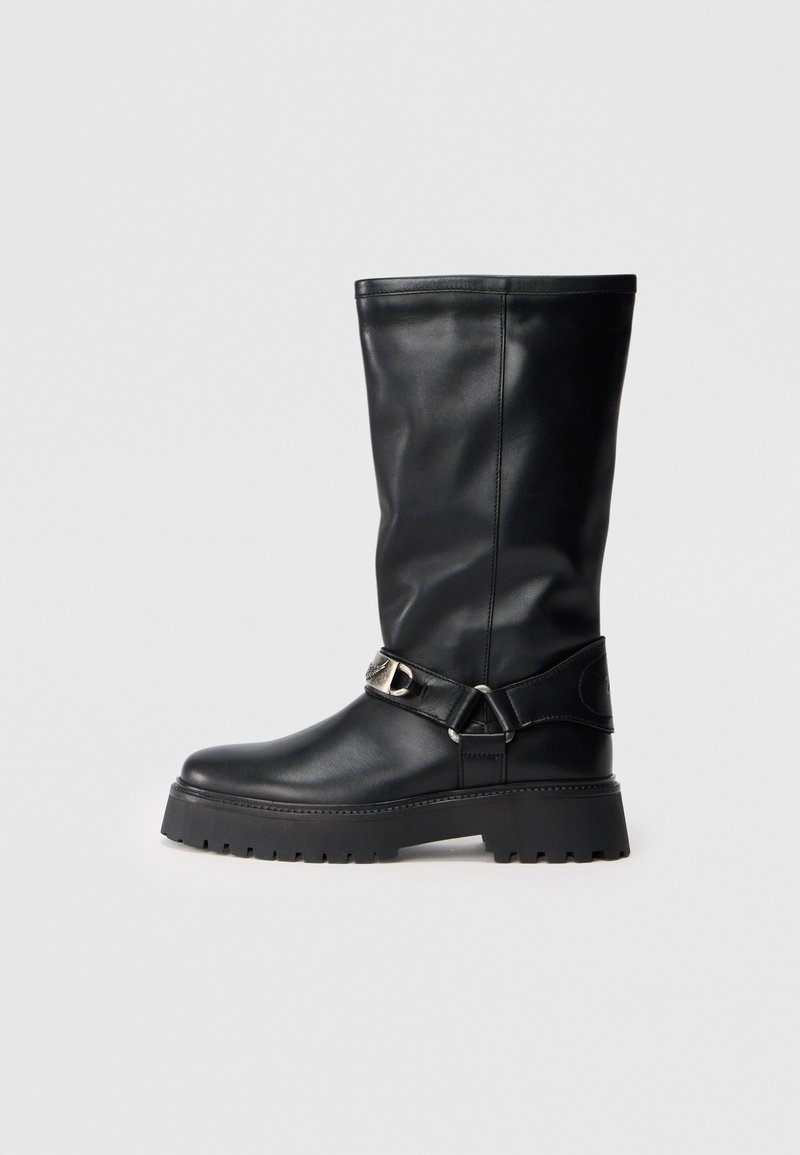 Cizme negre până la genunchi din piele netedă, cu un detaliu cu cataramă pe lateral și o talpă groasă, texturată pentru aderență.