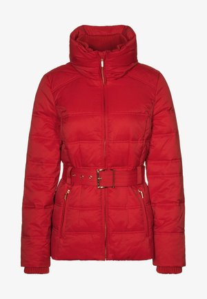 Giacca a ventosa rossa con colletto alto, zip frontale e vita con cintura. Presenta un design trapuntato e due tasche laterali con zip.