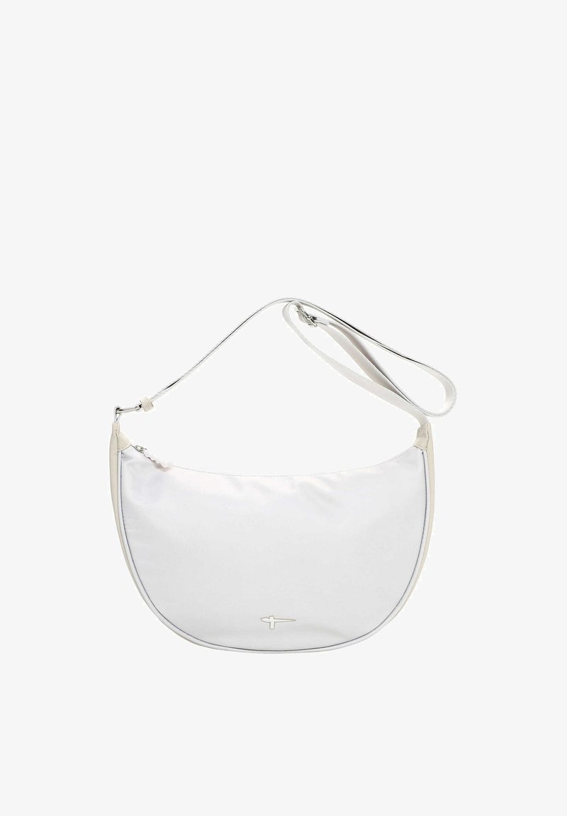 Sac d'épaule blanc en forme de croissant avec une sangle ajustable et un petit logo argenté près du bas au centre sur un fond uni.