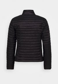 Veste matelassée noire dotée d'un col haut, de surpiqûres horizontales, de manches longues et d'une finition lisse et brillante. Vue de dos affichée.