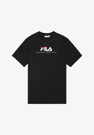T-shirt nera in cotone con maniche corte, caratterizzata da un logo FILA bianco e rosso ben visibile e dalla scritta "ESTABLISHED 1911" sul davanti.