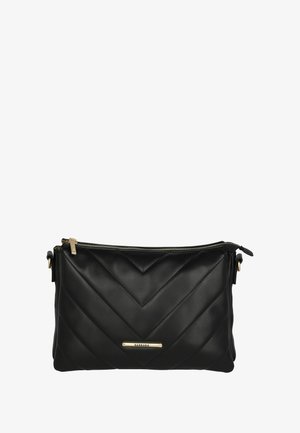 Zwarte gequiltte leren tas met een chevronpatroon, gouden hardwareaccenten en een bovenste ritssluiting. Heeft een rechthoekige vorm en een slank ontwerp.