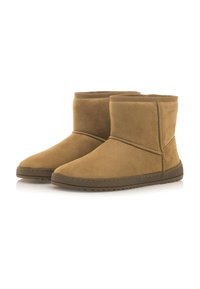 Stivaletti alla caviglia in suede marrone con punta arrotondata, texture morbida e design minimalista; presentano una suola in gomma e dettagli di cucitura.