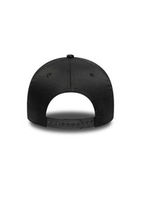 Μαύρο καπέλο με λείο ύφασμα, καμπυλωτό γείσο και ρυθμιζόμενο πλαστικό λουράκι στο πίσω μέρος με πολλαπλές τρύπες για ρύθμιση μεγέθους.