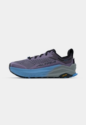 Zapatilla de running morada con parte superior de malla, cordones negros, media suela azul acolchada y suela exterior negra resistente con acento amarillo Vibram.