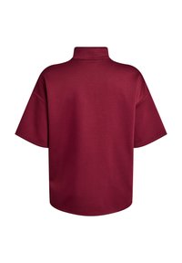 Burgunderfarbener, übergroßer Polo-Stil-Oberteil mit hohem Kragen und kurzen Ärmeln, das eine glatte Textur und minimale Nähdetails aufweist.