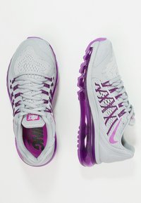 Baskets Nike Air Max gris clair avec des accents violets, tige en maille, lacets et semelle à coussin d'air visible, vues de dessus et de côté.