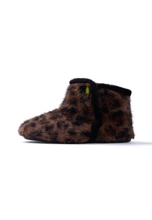 Botín de zapatilla suave y peludo con estampado de leopardo marrón y negro y una pequeña etiqueta decorativa verde cerca de la abertura del tobillo, mostrado de lado.