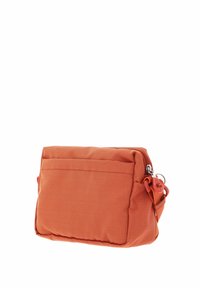 Sac banane orange en tissu compact avec poche avant et sangle réglable attachée à l'anneau latéral.