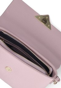 Portafoglio in pelle rosa con superficie texturizzata, dettagli della cerniera in metallo dorato e un particolare hardware triangolare. L'interno presenta più scomparti.