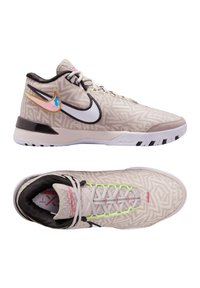Scarpe da basket beige a fantasia con design alto, caratterizzate da uno swoosh nero e bianco, lacci verde neon e dettagli rossi sulla linguetta.