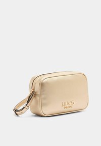 Gouden synthetische leren rechthoekige tas met ritssluiting, voorzien van een polsband en een geperst "LIU JO MILANO" logo aan de voorkant.