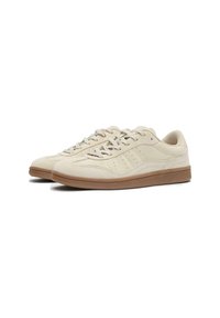 Beige Sneakers aus Wildleder mit Gummisohle, ausgestattet mit mehrschichtigen Nähten und durchbrochenen Details an den Seiten, Schnürdesign.