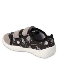 Czarne sneakersy z tkaniny z szarymi zamszowymi akcentami, zdobione wzorami z rysunkami robotów, z podwójnymi rzepami i białą gumową podeszwą.