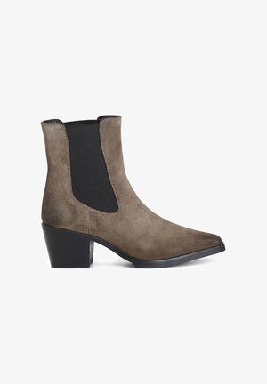 Botine din suede maro, cu vârful ascuțit, panouri laterale elastice, toc înălțat și cusături contrastante pe margini.