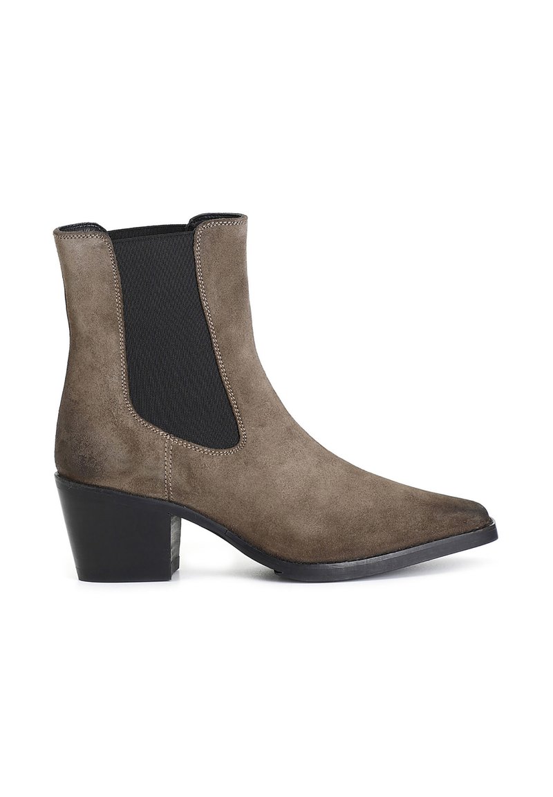 Stivale alla caviglia in suede marrone con punta affusolata, pannelli laterali elastici, tacco impilato e cuciture a contrasto lungo le cuciture.