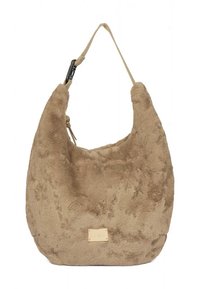 Borsa a tracolla in tessuto peluche marrone con una trama morbida, forma curva e tracolla regolabile. Presenta una targhetta con il logo in metallo dorato.