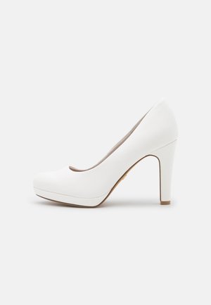 Hvide højhælede sko med rund tå, glat syntetisk materiale, platformsål og robust blokhæl. Har et minimalistisk design.