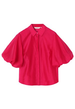 Blusa rosa brillante con mangas cortas y voluminosas abullonadas, cuello puntiagudo y una tapeta de botones oculta en la parte delantera.