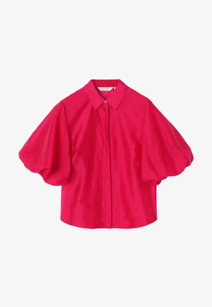 Blusa rosa brillante con mangas cortas y voluminosas abullonadas, cuello puntiagudo y una tapeta de botones oculta en la parte delantera.