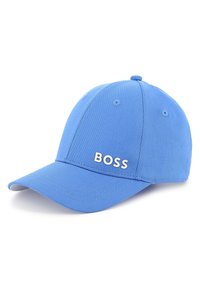 Kék, pamutból készült sapka, ívelt karimával, hatpaneles kialakítással, és fehér hímzett "BOSS" logóval az elején.