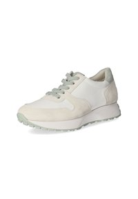 Scarpe sportive realizzate con una combinazione di pelle bianca e suede grigio chiaro, con punta arrotondata, dettagli in verde e una suola texturizzata.