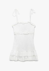 Weißes ärmelloses Smocked-Kleid mit dünnen Bindeträgern, Rüschendetails an Brust und Saum sowie einem mehrlagigen Rüschenspiegel.