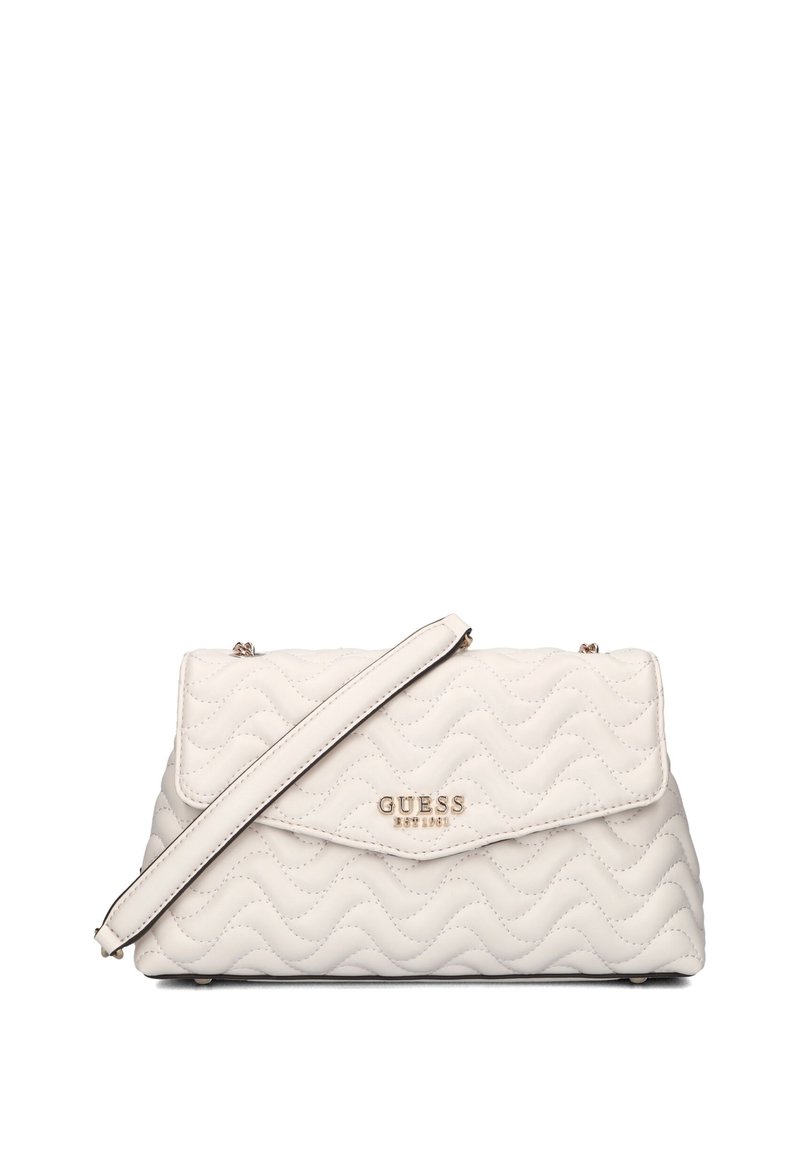 Sac à main blanc matelassé avec quincaillerie dorée, doté d'une fermeture à rabat et d'une bandoulière amovible. La surface présente un motif de vagues.