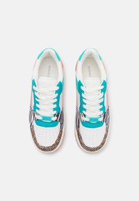 Bunte Sneaker mit einer weißen Basis, türkisfarbenen und rosa Akzenten, Zebramuster und Leopardenmuster sowie einer perforierten Zehenbox.