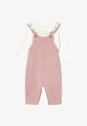 Top blanco de punto de manga larga con cuello de encaje combinado con pantalones peto de punto en rosa, con detalle de punto trenzado en la parte delantera y tirantes con botones.