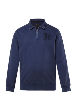 Marineblauer Langarmpullover mit halbhohem Reißverschluss am Kragen und kleinem dunklen Logo auf der linken Brust.