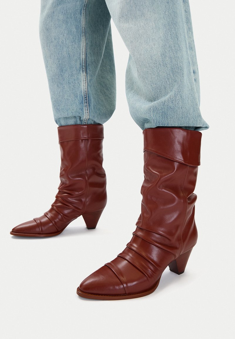 Varbad BADURA APRIL - Klassikalised poolsaapad - brown/pruun - Zalando.ee