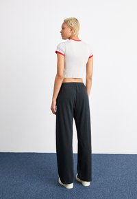 Nike Sportswear TEE - Marškinėliai su spaudiniu - light iron ore/fire red